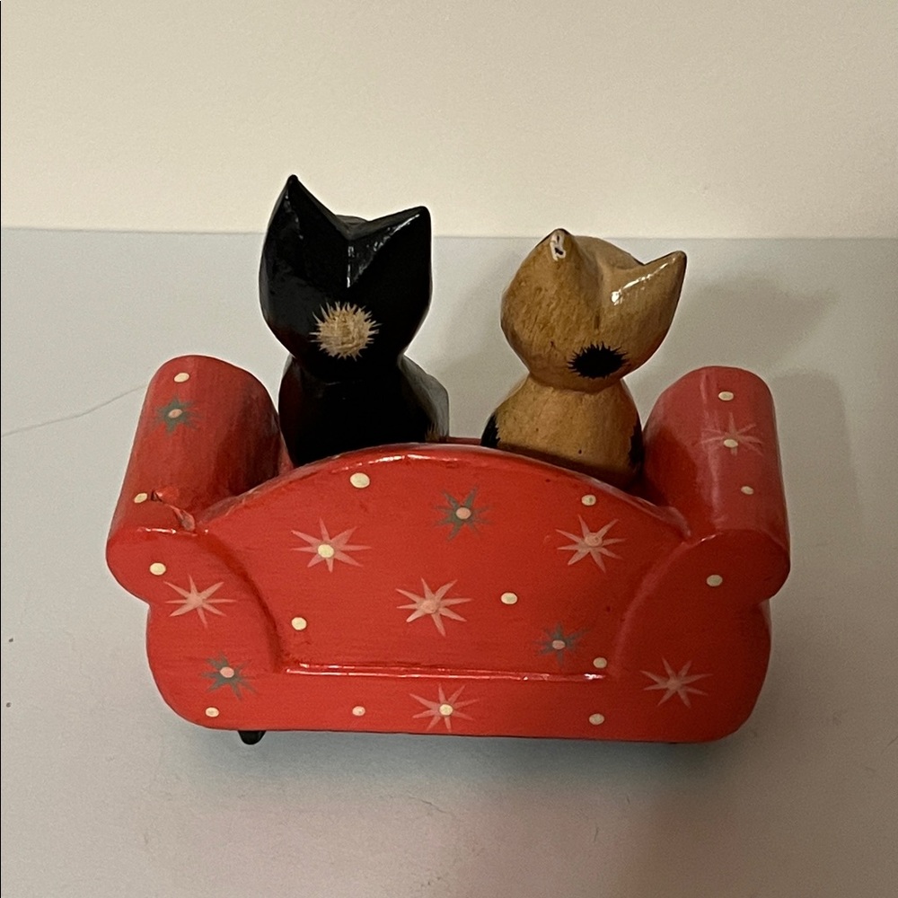 Handcrafted Cat Figurines on Red Sofa. Albesia Wood, crafted in Bali - Picture 2 of 8